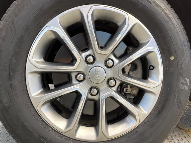 ジープ・グランドチェロキー ラレード　４ＷＤ　クルーズコントロール　バックカメラ　ＨＩＤヘッドランプ　オートライト　前席パワーシート　純正１８インチアルミ　純正ナビ　フルセグ　Ｂｌｕｅｔｏｏｔｈ　スマートキー　禁煙車（35枚目）