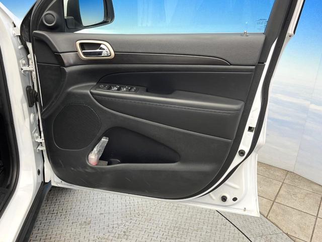 ジープ・グランドチェロキー ラレード　４ＷＤ　クルーズコントロール　バックカメラ　ＨＩＤヘッドランプ　オートライト　前席パワーシート　純正１８インチアルミ　純正ナビ　フルセグ　Ｂｌｕｅｔｏｏｔｈ　スマートキー　禁煙車（41枚目）