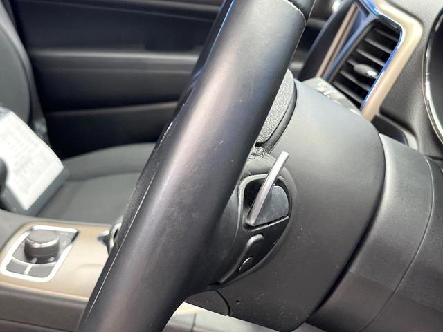 ジープ・グランドチェロキー ラレード　４ＷＤ　クルーズコントロール　バックカメラ　ＨＩＤヘッドランプ　オートライト　前席パワーシート　純正１８インチアルミ　純正ナビ　フルセグ　Ｂｌｕｅｔｏｏｔｈ　スマートキー　禁煙車（49枚目）