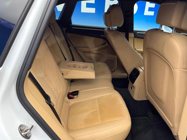 マカン マカン　４ＷＤ　クルーズコントロール　電動リアゲート　ＨＩＤヘッドランプ　前席パワーシート　純正１９インチアルミ　Ｂｌｕｅｔｏｏｔｈ　バックカメラ　ワンオーナー　禁煙車（10枚目）