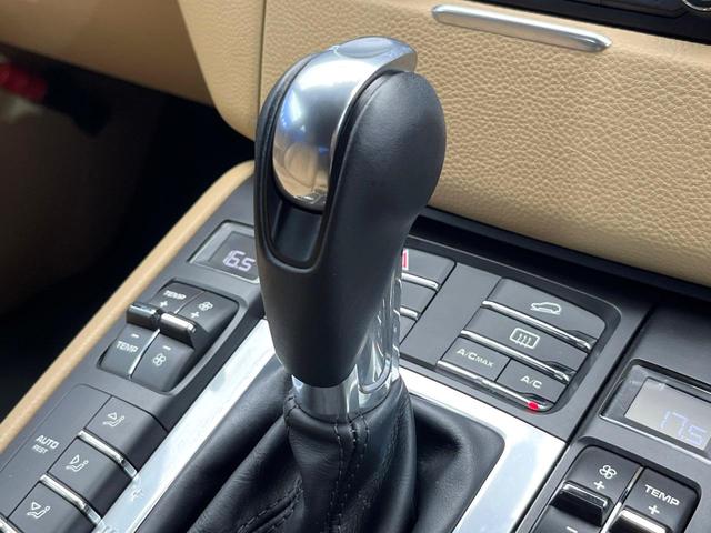 マカン マカン　４ＷＤ　クルーズコントロール　電動リアゲート　ＨＩＤヘッドランプ　前席パワーシート　純正１９インチアルミ　Ｂｌｕｅｔｏｏｔｈ　バックカメラ　ワンオーナー　禁煙車（12枚目）