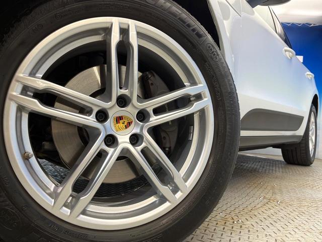 マカン マカン　４ＷＤ　クルーズコントロール　電動リアゲート　ＨＩＤヘッドランプ　前席パワーシート　純正１９インチアルミ　Ｂｌｕｅｔｏｏｔｈ　バックカメラ　ワンオーナー　禁煙車（15枚目）