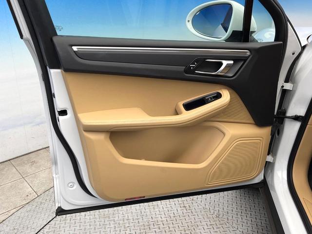 マカン マカン　４ＷＤ　クルーズコントロール　電動リアゲート　ＨＩＤヘッドランプ　前席パワーシート　純正１９インチアルミ　Ｂｌｕｅｔｏｏｔｈ　バックカメラ　ワンオーナー　禁煙車（25枚目）