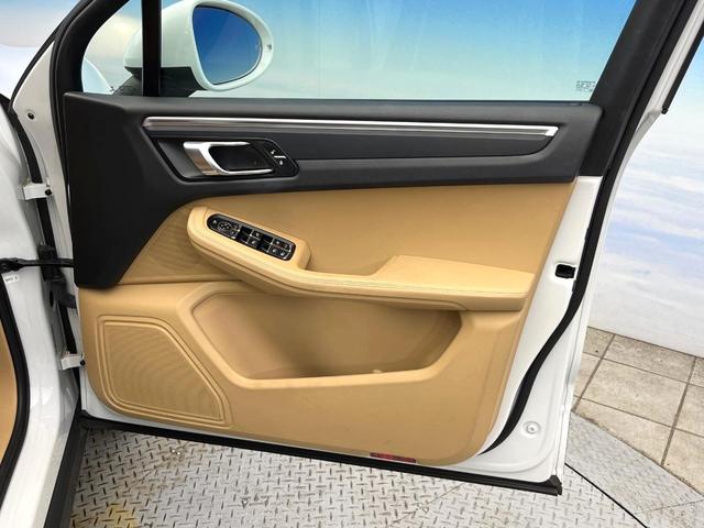 マカン マカン　４ＷＤ　クルーズコントロール　電動リアゲート　ＨＩＤヘッドランプ　前席パワーシート　純正１９インチアルミ　Ｂｌｕｅｔｏｏｔｈ　バックカメラ　ワンオーナー　禁煙車（26枚目）