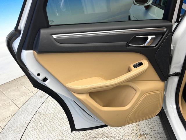 マカン マカン　４ＷＤ　クルーズコントロール　電動リアゲート　ＨＩＤヘッドランプ　前席パワーシート　純正１９インチアルミ　Ｂｌｕｅｔｏｏｔｈ　バックカメラ　ワンオーナー　禁煙車（27枚目）