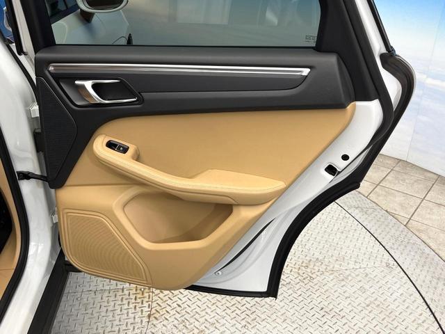 マカン マカン　４ＷＤ　クルーズコントロール　電動リアゲート　ＨＩＤヘッドランプ　前席パワーシート　純正１９インチアルミ　Ｂｌｕｅｔｏｏｔｈ　バックカメラ　ワンオーナー　禁煙車（28枚目）