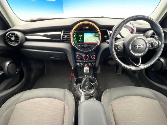 ＭＩＮＩ クーパーＤ　５ドア　ＬＥＤライトパッケージ　カメラ／パーキングアシストパッケージ　ペッパーパッケージ　純正ナビ　リアビューカメラ　ユニオンジャックデザインリアコンビネーションランプ　禁煙車　ディーゼル（2枚目）