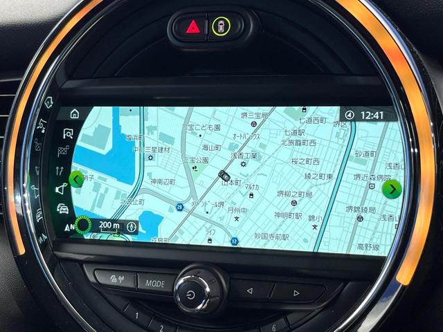 ＭＩＮＩ クーパーＤ　５ドア　ＬＥＤライトパッケージ　カメラ／パーキングアシストパッケージ　ペッパーパッケージ　純正ナビ　リアビューカメラ　ユニオンジャックデザインリアコンビネーションランプ　禁煙車　ディーゼル（4枚目）
