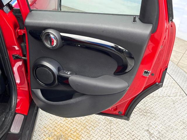 ＭＩＮＩ クーパーＤ　５ドア　ＬＥＤライトパッケージ　カメラ／パーキングアシストパッケージ　ペッパーパッケージ　純正ナビ　リアビューカメラ　ユニオンジャックデザインリアコンビネーションランプ　禁煙車　ディーゼル（32枚目）