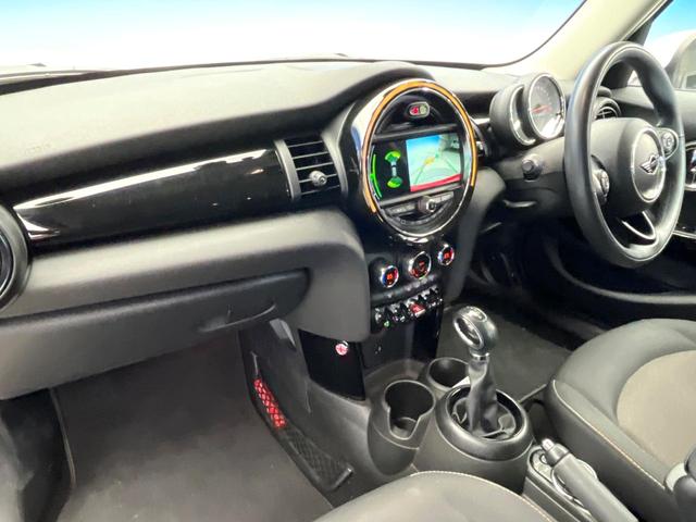 ＭＩＮＩ クーパーＤ　５ドア　ＬＥＤライトパッケージ　カメラ／パーキングアシストパッケージ　ペッパーパッケージ　純正ナビ　リアビューカメラ　ユニオンジャックデザインリアコンビネーションランプ　禁煙車　ディーゼル（47枚目）