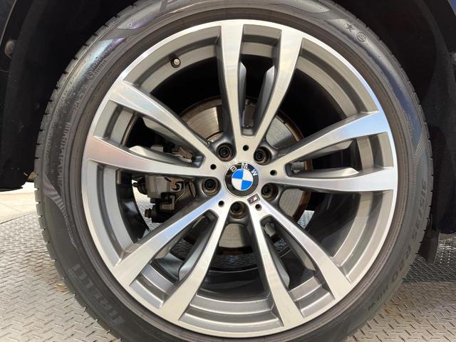 Ｘ６ ｘＤｒｉｖｅ　３５ｉ　Ｍスポーツ　セレクトパッケージ　サンルーフ　全席シートヒーター　赤革シート　前席パワーシート　レーダークルーズコントロール　バックカメラ　純正２０インチアルミ　コンフォートアクセス　プライバシーガラス　禁煙車（25枚目）