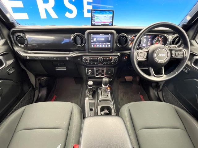 ジープ・ラングラーアンリミテッド スポーツアルティテュード　３００台限定車　アダプティブクルーズコントロール　純正ディスプレイオーディオ　アップルカープレイ　Ｂｌｕｅｔｏｏｔｈ　ＬＥＤヘッドライト　純正１７インチアルミホイール　バックカメラ　禁煙車（2枚目）