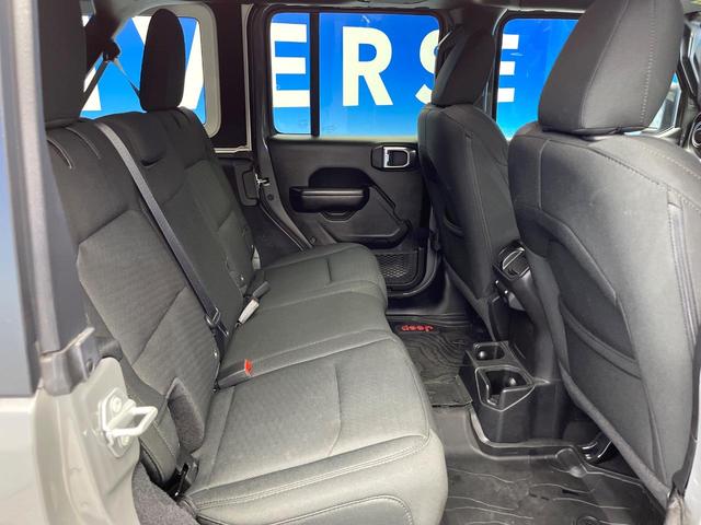 ジープ・ラングラーアンリミテッド スポーツアルティテュード　３００台限定車　アダプティブクルーズコントロール　純正ディスプレイオーディオ　アップルカープレイ　Ｂｌｕｅｔｏｏｔｈ　ＬＥＤヘッドライト　純正１７インチアルミホイール　バックカメラ　禁煙車（10枚目）