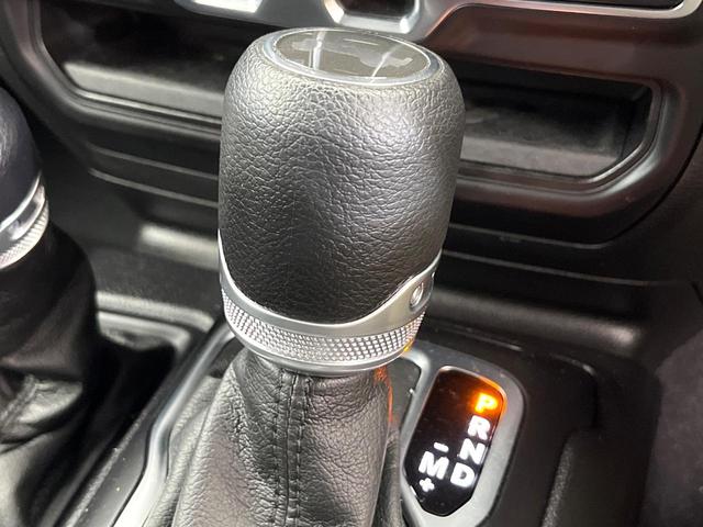 ジープ・ラングラーアンリミテッド スポーツアルティテュード　３００台限定車　アダプティブクルーズコントロール　純正ディスプレイオーディオ　アップルカープレイ　Ｂｌｕｅｔｏｏｔｈ　ＬＥＤヘッドライト　純正１７インチアルミホイール　バックカメラ　禁煙車（12枚目）