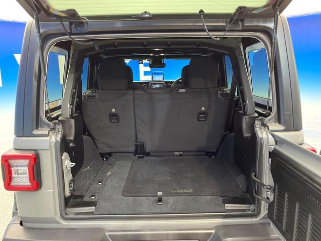 ジープ・ラングラーアンリミテッド スポーツアルティテュード　３００台限定車　アダプティブクルーズコントロール　純正ディスプレイオーディオ　アップルカープレイ　Ｂｌｕｅｔｏｏｔｈ　ＬＥＤヘッドライト　純正１７インチアルミホイール　バックカメラ　禁煙車（13枚目）