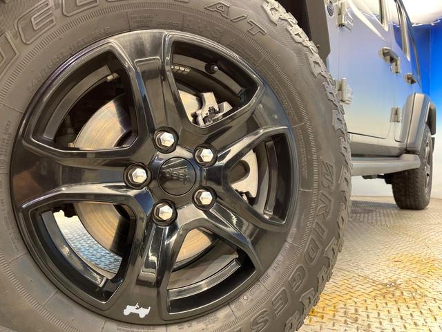 ジープ・ラングラーアンリミテッド スポーツアルティテュード　３００台限定車　アダプティブクルーズコントロール　純正ディスプレイオーディオ　アップルカープレイ　Ｂｌｕｅｔｏｏｔｈ　ＬＥＤヘッドライト　純正１７インチアルミホイール　バックカメラ　禁煙車（15枚目）