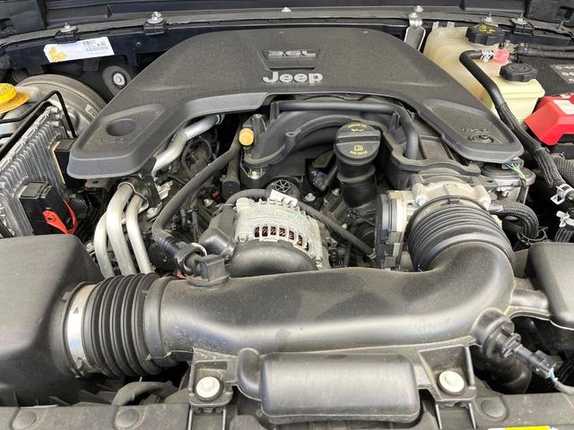 ジープ・ラングラーアンリミテッド スポーツアルティテュード　３００台限定車　アダプティブクルーズコントロール　純正ディスプレイオーディオ　アップルカープレイ　Ｂｌｕｅｔｏｏｔｈ　ＬＥＤヘッドライト　純正１７インチアルミホイール　バックカメラ　禁煙車（20枚目）