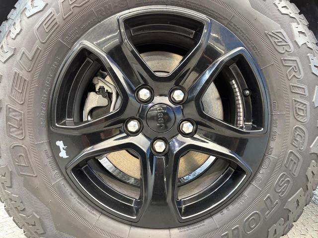 ジープ・ラングラーアンリミテッド スポーツアルティテュード　３００台限定車　アダプティブクルーズコントロール　純正ディスプレイオーディオ　アップルカープレイ　Ｂｌｕｅｔｏｏｔｈ　ＬＥＤヘッドライト　純正１７インチアルミホイール　バックカメラ　禁煙車（25枚目）