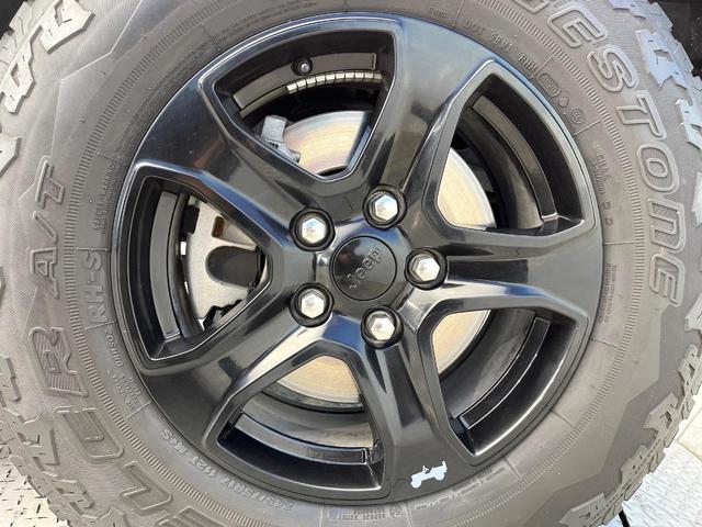 ジープ・ラングラーアンリミテッド スポーツアルティテュード　３００台限定車　アダプティブクルーズコントロール　純正ディスプレイオーディオ　アップルカープレイ　Ｂｌｕｅｔｏｏｔｈ　ＬＥＤヘッドライト　純正１７インチアルミホイール　バックカメラ　禁煙車（26枚目）