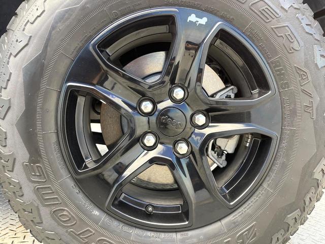 ジープ・ラングラーアンリミテッド スポーツアルティテュード　３００台限定車　アダプティブクルーズコントロール　純正ディスプレイオーディオ　アップルカープレイ　Ｂｌｕｅｔｏｏｔｈ　ＬＥＤヘッドライト　純正１７インチアルミホイール　バックカメラ　禁煙車（27枚目）