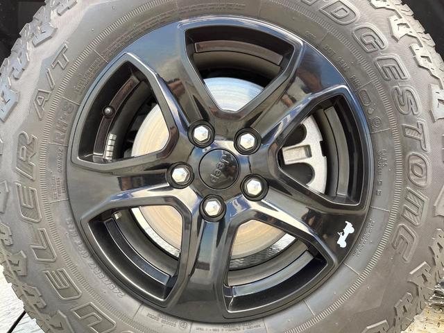 ジープ・ラングラーアンリミテッド スポーツアルティテュード　３００台限定車　アダプティブクルーズコントロール　純正ディスプレイオーディオ　アップルカープレイ　Ｂｌｕｅｔｏｏｔｈ　ＬＥＤヘッドライト　純正１７インチアルミホイール　バックカメラ　禁煙車（28枚目）