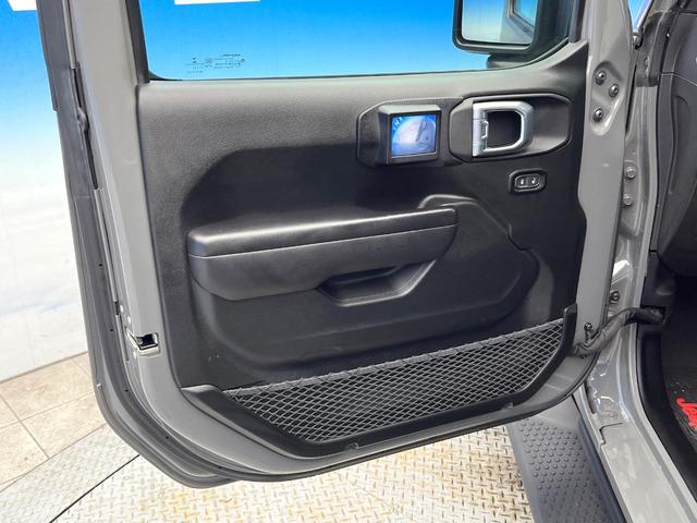 ジープ・ラングラーアンリミテッド スポーツアルティテュード　３００台限定車　アダプティブクルーズコントロール　純正ディスプレイオーディオ　アップルカープレイ　Ｂｌｕｅｔｏｏｔｈ　ＬＥＤヘッドライト　純正１７インチアルミホイール　バックカメラ　禁煙車（29枚目）