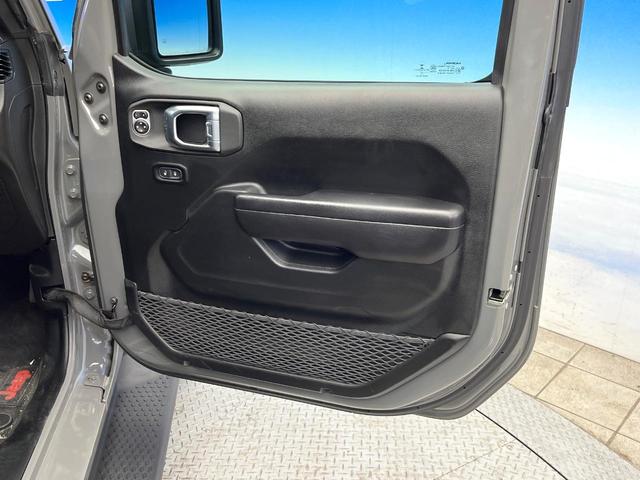 ジープ・ラングラーアンリミテッド スポーツアルティテュード　３００台限定車　アダプティブクルーズコントロール　純正ディスプレイオーディオ　アップルカープレイ　Ｂｌｕｅｔｏｏｔｈ　ＬＥＤヘッドライト　純正１７インチアルミホイール　バックカメラ　禁煙車（30枚目）