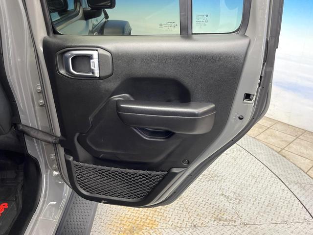 ジープ・ラングラーアンリミテッド スポーツアルティテュード　３００台限定車　アダプティブクルーズコントロール　純正ディスプレイオーディオ　アップルカープレイ　Ｂｌｕｅｔｏｏｔｈ　ＬＥＤヘッドライト　純正１７インチアルミホイール　バックカメラ　禁煙車（32枚目）