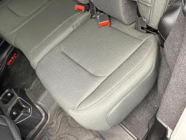 ジープ・ラングラーアンリミテッド スポーツアルティテュード　３００台限定車　アダプティブクルーズコントロール　純正ディスプレイオーディオ　アップルカープレイ　Ｂｌｕｅｔｏｏｔｈ　ＬＥＤヘッドライト　純正１７インチアルミホイール　バックカメラ　禁煙車（36枚目）