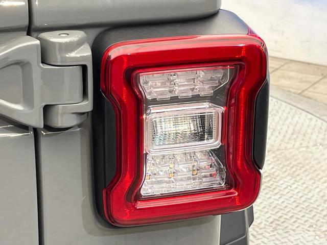 ジープ・ラングラーアンリミテッド スポーツアルティテュード　３００台限定車　アダプティブクルーズコントロール　純正ディスプレイオーディオ　アップルカープレイ　Ｂｌｕｅｔｏｏｔｈ　ＬＥＤヘッドライト　純正１７インチアルミホイール　バックカメラ　禁煙車（44枚目）