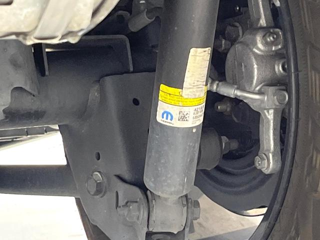 ジープ・ラングラーアンリミテッド スポーツアルティテュード　３００台限定車　アダプティブクルーズコントロール　純正ディスプレイオーディオ　アップルカープレイ　Ｂｌｕｅｔｏｏｔｈ　ＬＥＤヘッドライト　純正１７インチアルミホイール　バックカメラ　禁煙車（47枚目）