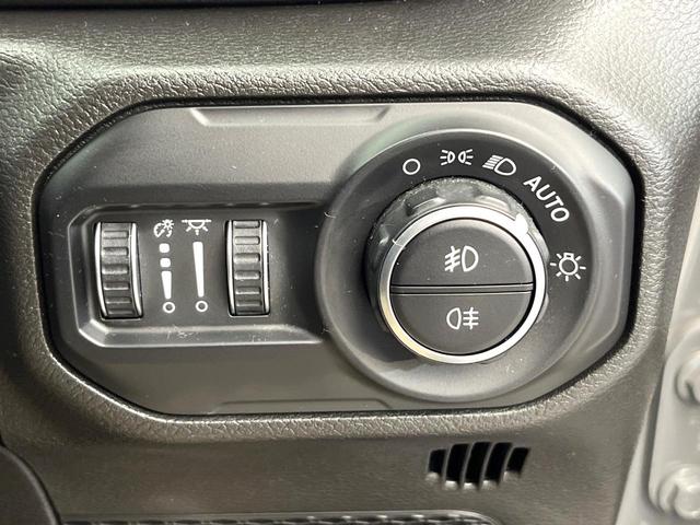 ジープ・ラングラーアンリミテッド スポーツアルティテュード　３００台限定車　アダプティブクルーズコントロール　純正ディスプレイオーディオ　アップルカープレイ　Ｂｌｕｅｔｏｏｔｈ　ＬＥＤヘッドライト　純正１７インチアルミホイール　バックカメラ　禁煙車（48枚目）