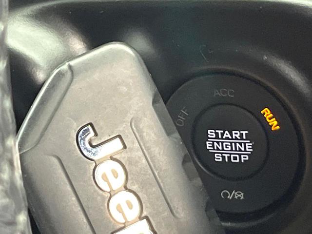 ジープ・ラングラーアンリミテッド スポーツアルティテュード　３００台限定車　アダプティブクルーズコントロール　純正ディスプレイオーディオ　アップルカープレイ　Ｂｌｕｅｔｏｏｔｈ　ＬＥＤヘッドライト　純正１７インチアルミホイール　バックカメラ　禁煙車（52枚目）