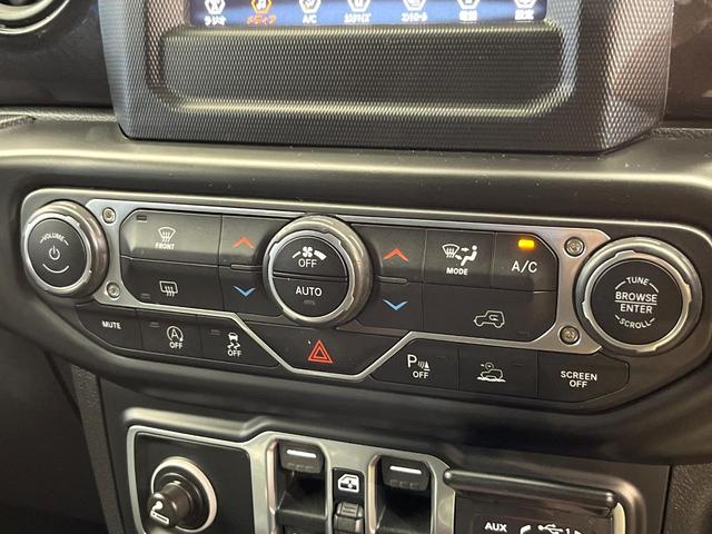 ジープ・ラングラーアンリミテッド スポーツアルティテュード　３００台限定車　アダプティブクルーズコントロール　純正ディスプレイオーディオ　アップルカープレイ　Ｂｌｕｅｔｏｏｔｈ　ＬＥＤヘッドライト　純正１７インチアルミホイール　バックカメラ　禁煙車（54枚目）