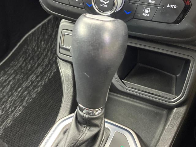 ジープ・レネゲード リミテッド 黒革シート アダプティブクルーズコントロール 純正ナビ リアビューカメラ 前席シートヒーター 前席パワーシート LEDヘッドライト 地デジTV Bluetooth再生 ブラインドスポットアシスト(12枚目)