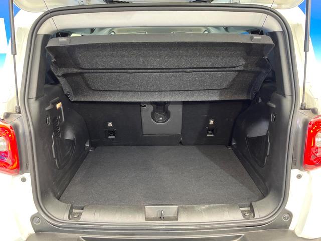 ジープ・レネゲード リミテッド 黒革シート アダプティブクルーズコントロール 純正ナビ リアビューカメラ 前席シートヒーター 前席パワーシート LEDヘッドライト 地デジTV Bluetooth再生 ブラインドスポットアシスト(13枚目)