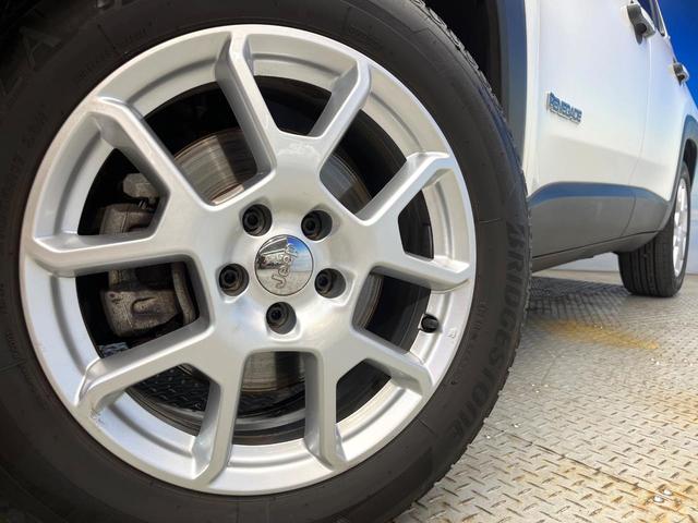 ジープ・レネゲード リミテッド 黒革シート アダプティブクルーズコントロール 純正ナビ リアビューカメラ 前席シートヒーター 前席パワーシート LEDヘッドライト 地デジTV Bluetooth再生 ブラインドスポットアシスト(15枚目)