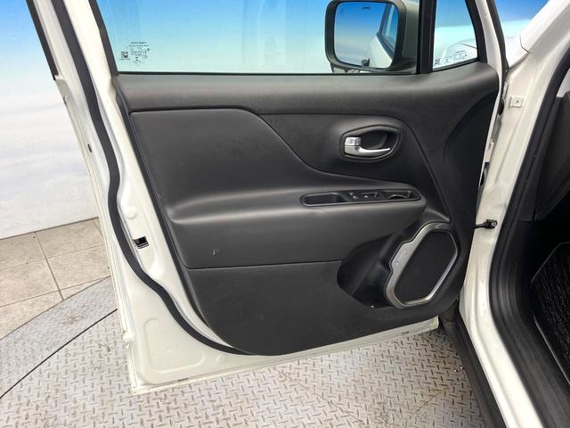 ジープ・レネゲード リミテッド 黒革シート アダプティブクルーズコントロール 純正ナビ リアビューカメラ 前席シートヒーター 前席パワーシート LEDヘッドライト 地デジTV Bluetooth再生 ブラインドスポットアシスト(29枚目)