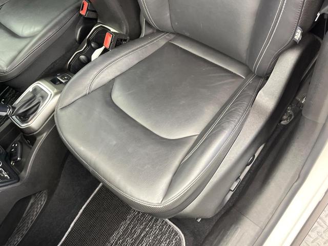 ジープ・レネゲード リミテッド 黒革シート アダプティブクルーズコントロール 純正ナビ リアビューカメラ 前席シートヒーター 前席パワーシート LEDヘッドライト 地デジTV Bluetooth再生 ブラインドスポットアシスト(34枚目)