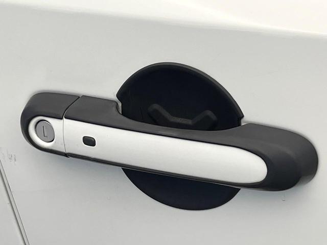 ジープ・レネゲード リミテッド 黒革シート アダプティブクルーズコントロール 純正ナビ リアビューカメラ 前席シートヒーター 前席パワーシート LEDヘッドライト 地デジTV Bluetooth再生 ブラインドスポットアシスト(40枚目)