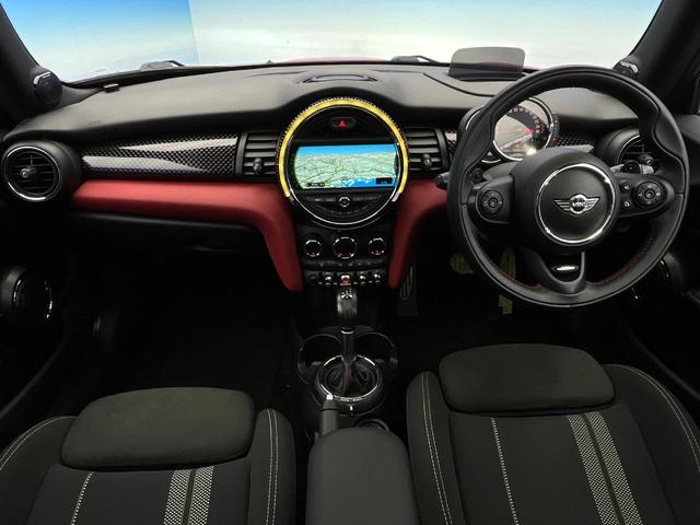 MINI ジョンクーパーワークス パノラマサンルーフ ハーマンカードンサウンドシステム クルーズコントロール オートライト LEDヘッドランプ 純正18インチAW デュアルオートエアコン 純正ナビ Bluetooth接続 禁煙車(2枚目)