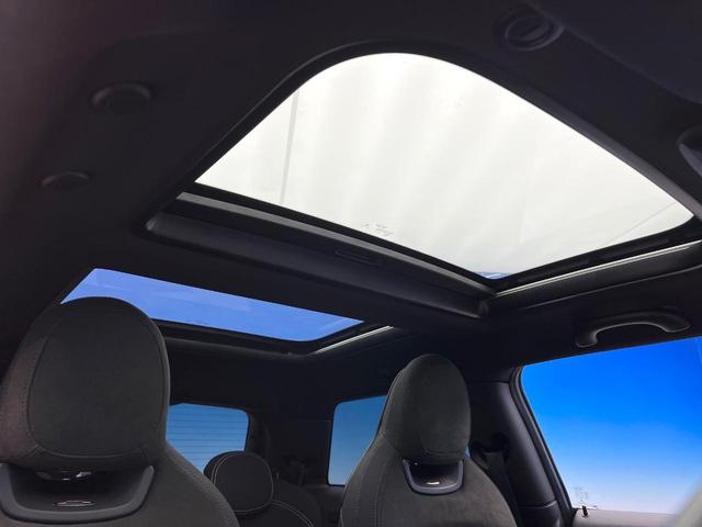 MINI ジョンクーパーワークス パノラマサンルーフ ハーマンカードンサウンドシステム クルーズコントロール オートライト LEDヘッドランプ 純正18インチAW デュアルオートエアコン 純正ナビ Bluetooth接続 禁煙車(4枚目)