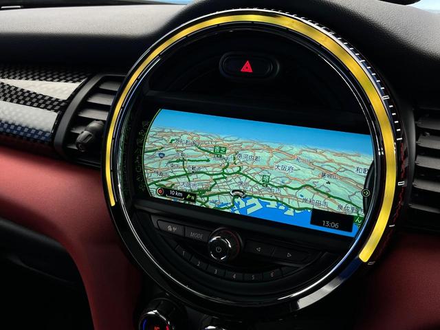MINI ジョンクーパーワークス パノラマサンルーフ ハーマンカードンサウンドシステム クルーズコントロール オートライト LEDヘッドランプ 純正18インチAW デュアルオートエアコン 純正ナビ Bluetooth接続 禁煙車(6枚目)