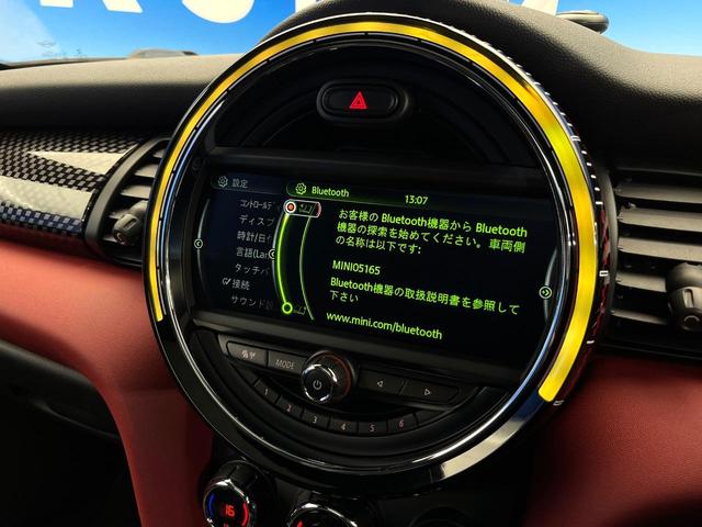 MINI ジョンクーパーワークス パノラマサンルーフ ハーマンカードンサウンドシステム クルーズコントロール オートライト LEDヘッドランプ 純正18インチAW デュアルオートエアコン 純正ナビ Bluetooth接続 禁煙車(7枚目)