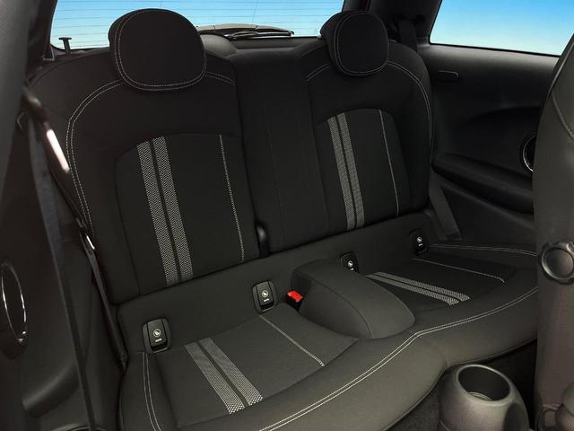 MINI ジョンクーパーワークス パノラマサンルーフ ハーマンカードンサウンドシステム クルーズコントロール オートライト LEDヘッドランプ 純正18インチAW デュアルオートエアコン 純正ナビ Bluetooth接続 禁煙車(10枚目)