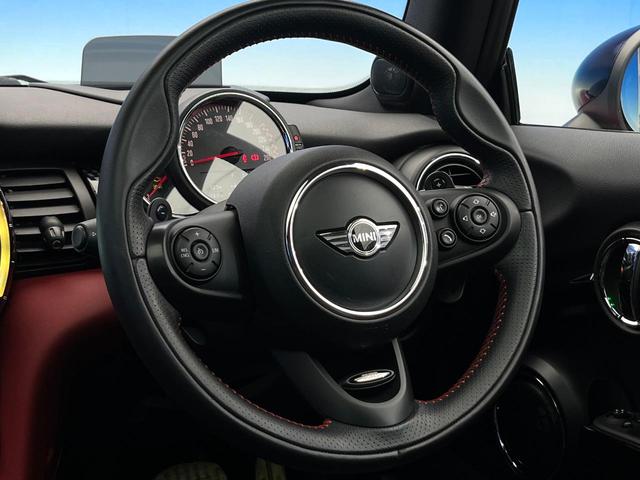 MINI ジョンクーパーワークス パノラマサンルーフ ハーマンカードンサウンドシステム クルーズコントロール オートライト LEDヘッドランプ 純正18インチAW デュアルオートエアコン 純正ナビ Bluetooth接続 禁煙車(11枚目)