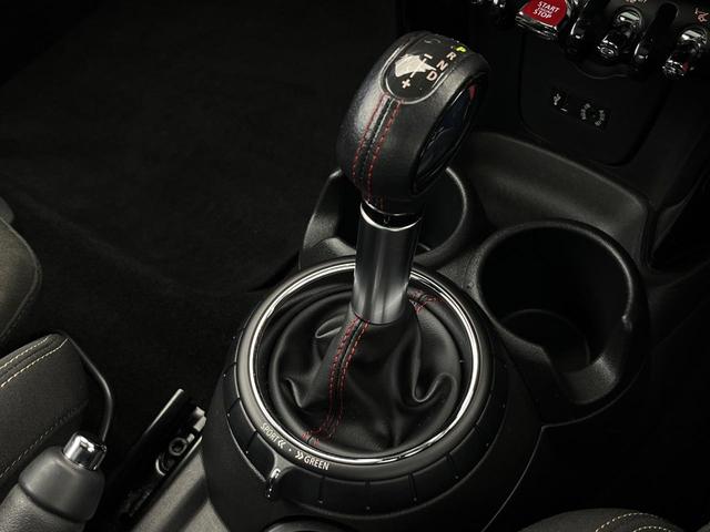 MINI ジョンクーパーワークス パノラマサンルーフ ハーマンカードンサウンドシステム クルーズコントロール オートライト LEDヘッドランプ 純正18インチAW デュアルオートエアコン 純正ナビ Bluetooth接続 禁煙車(12枚目)