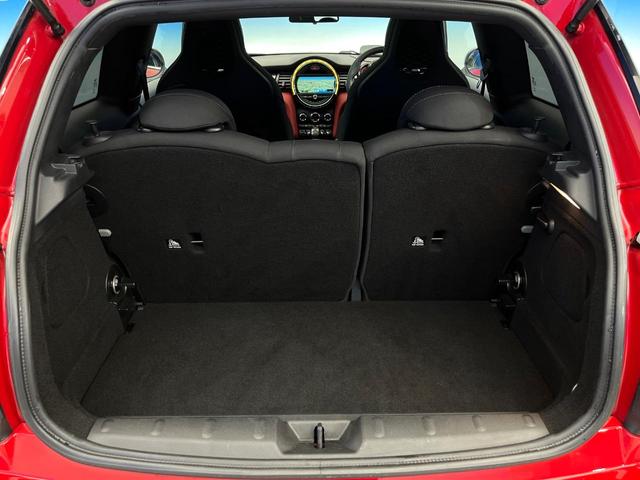 MINI ジョンクーパーワークス パノラマサンルーフ ハーマンカードンサウンドシステム クルーズコントロール オートライト LEDヘッドランプ 純正18インチAW デュアルオートエアコン 純正ナビ Bluetooth接続 禁煙車(13枚目)