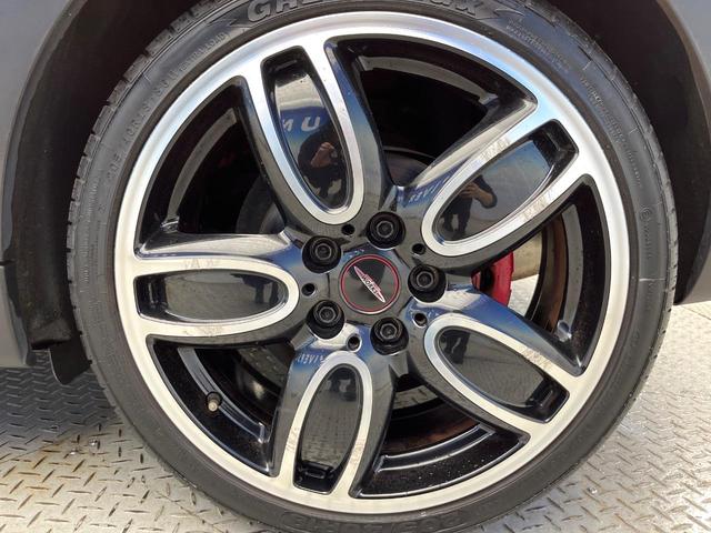 MINI ジョンクーパーワークス パノラマサンルーフ ハーマンカードンサウンドシステム クルーズコントロール オートライト LEDヘッドランプ 純正18インチAW デュアルオートエアコン 純正ナビ Bluetooth接続 禁煙車(39枚目)