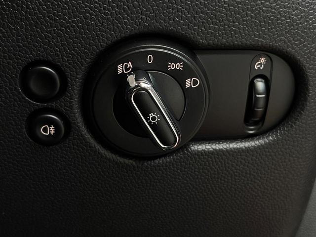 MINI ジョンクーパーワークス パノラマサンルーフ ハーマンカードンサウンドシステム クルーズコントロール オートライト LEDヘッドランプ 純正18インチAW デュアルオートエアコン 純正ナビ Bluetooth接続 禁煙車(50枚目)